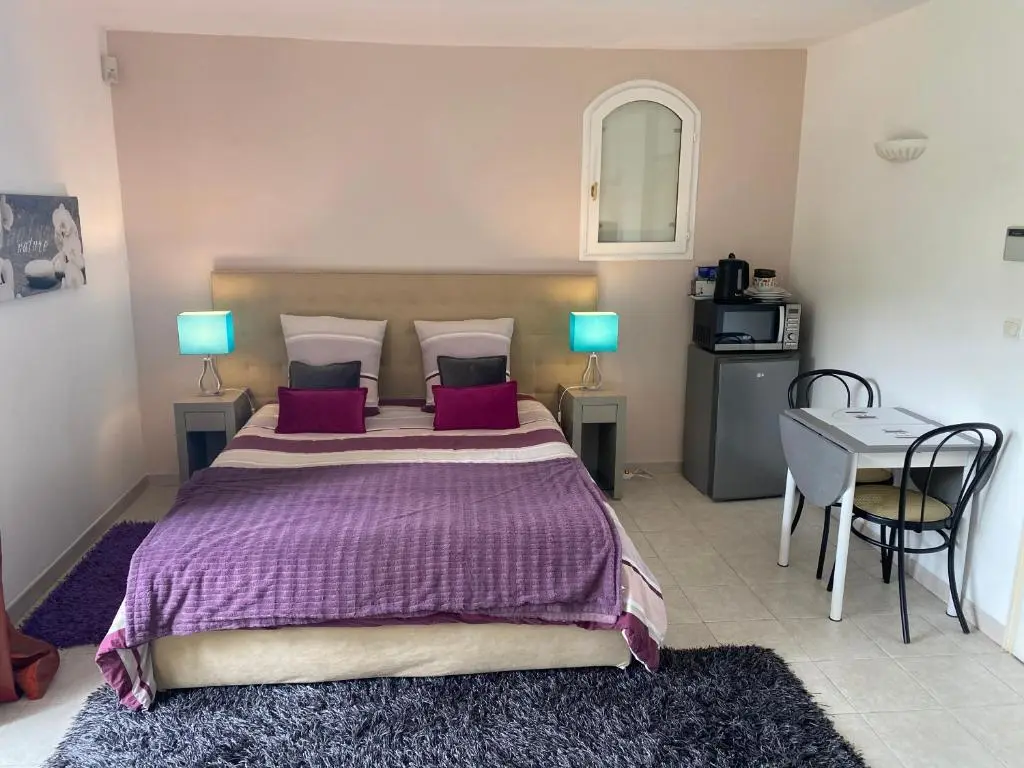 Chambre spacieuse independante dans villa plus parking privee